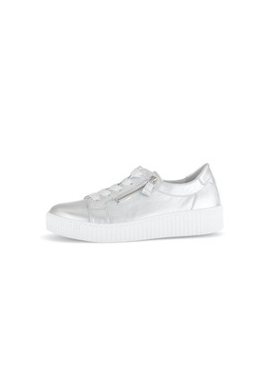 Sneaker sintetiche argentate con texture liscia, dotate di chiusura con lacci frontali e zip laterale, su suola in gomma bianca.
