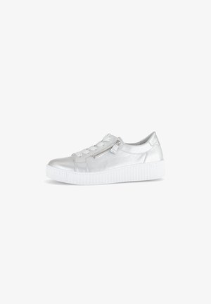 Zilveren synthetische sneakers met een gladde textuur, voorzien van een veter sluiting aan de voorkant en een rits aan de zijkant, op een witte rubberen zool.