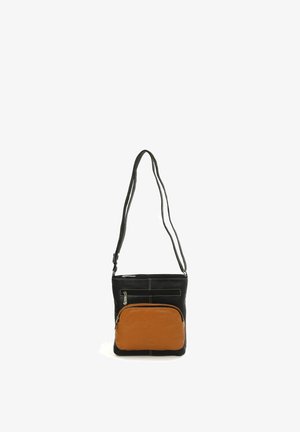 Zwarte leren crossbodytas met een lange riem, met een lichtbruine ritssluiting aan de voorkant en een kleiner bovenvak met ritssluiting.