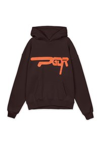 Hnědá mikina s kapucí a přední kapsou, která má výrazné oranžové logo. Design zahrnuje prostornou kapuci a pružné manžety pro pohodlí.