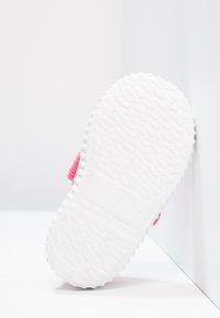 Victoria Shoes TINTADA - Bailarinas con hebilla - frambuesa