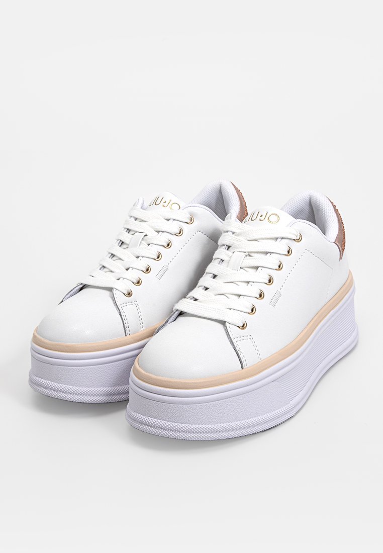 Sneakers platform bianchi con superficie texturizzata, dotati di occhielli dorati, lacci bianchi e un accento beige chiaro sulla suola intermedia.