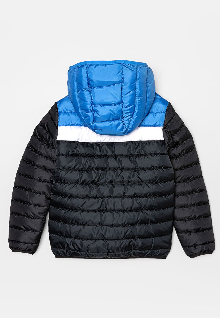 Gewatteerde jas met een blauwe capuchon, een zwarte romp met horizontale gestikte textuur en een witte accenten op de schouder.