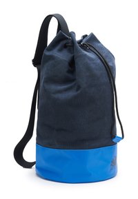 Zaino in tessuto blu navy con base blu lucido, chiusura con cordoncino, tracolla nera regolabile e dettagli del logo nella parte inferiore.