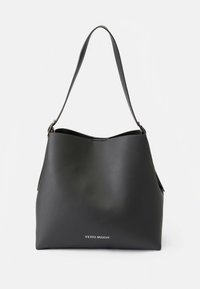 Černá kabelka z veganské kůže s zaobleným tvarem, širokým otevřením a jedním ramenním páskem. Na přední straně je logo.