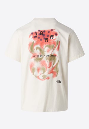 Camiseta de algodón en color crema con un gran estampado gráfico que presenta remolinos en rojo, verde y azul, y el texto "1966" y "NUNCA DEJES DE EXPLORAR".