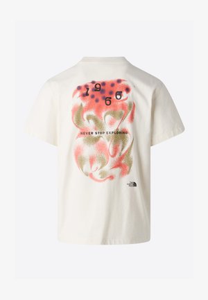 Camiseta de algodón en color crema con un gran estampado gráfico que presenta remolinos en rojo, verde y azul, y el texto "1966" y "NUNCA DEJES DE EXPLORAR".