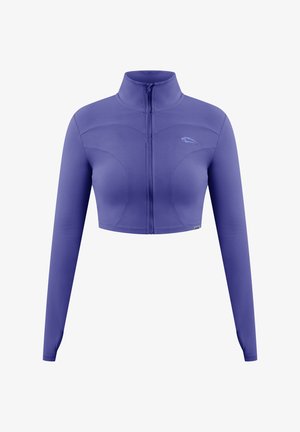 Chaqueta atlética corta de color púrpura con mangas largas y cuello alto. Cuenta con un cierre frontal y un diseño de tela suave y elástica.