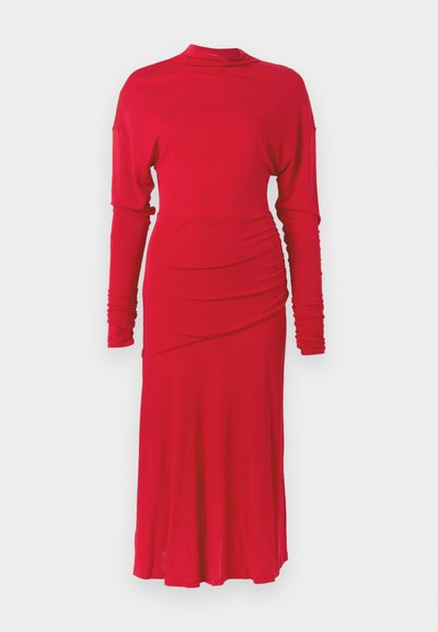 Κόκκινο φόρεμα μακρυμάνικο με ψηλό γιακά, με πιέτες στη μία πλευρά και φούστα που πέφτει ελεύθερα, κατασκευασμένο από ελαστικό ύφασμα για άνεση.