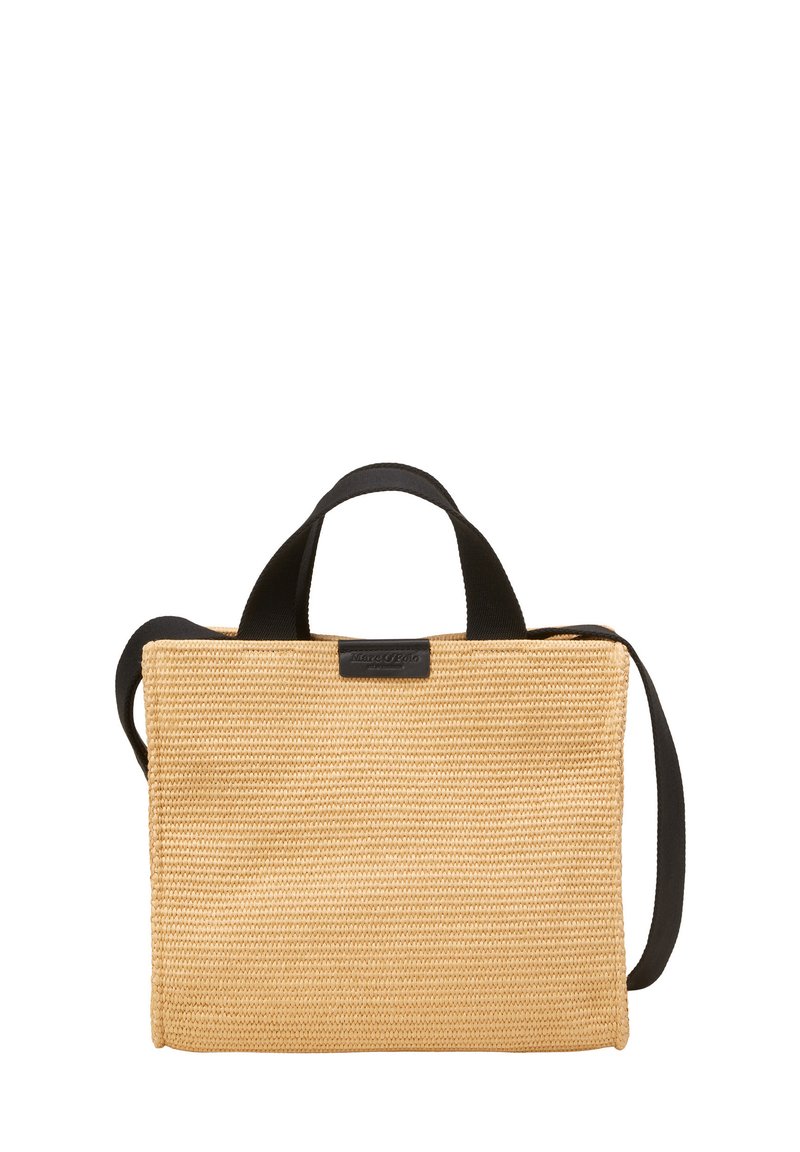 Beige geflochtene Tasche mit strukturiertem Oberflächen, ausgestattet mit schwarzen Tragegriffen und einem Logo-Patch. Rechteckige Form mit einem Doppelgriff-Design.
