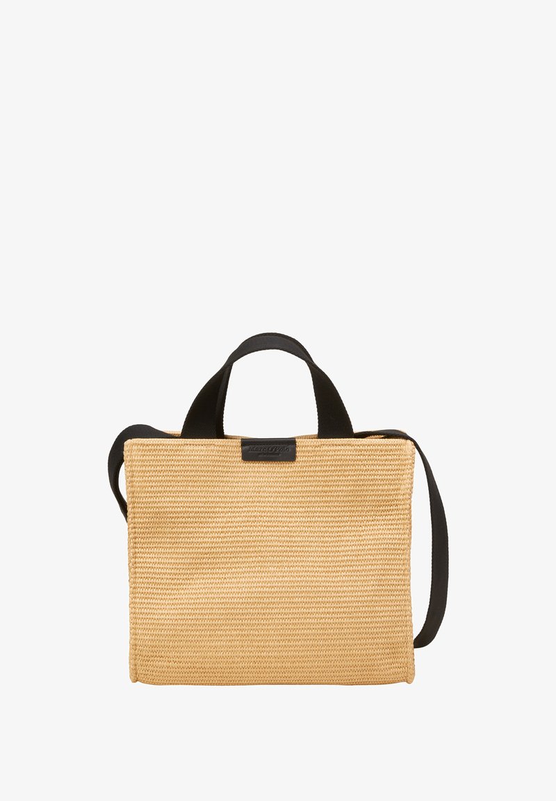 Tan geweven tas met een gestructureerde oppervlak, voorzien van zwarte hengsels en een logo patch. Rechthoekige vorm met een ontwerp van dubbele handvatten.