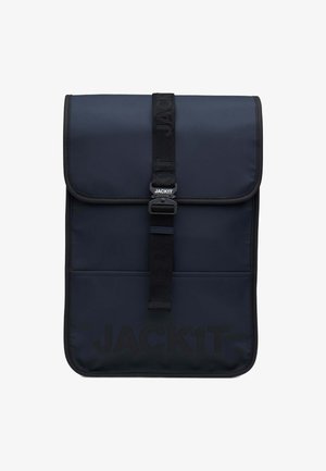 Navyblauwe rugzak van duurzaam materiaal, met een klep sluiting, voorste band met gesp en een reliëf logo op de onderkant van de voorkant.