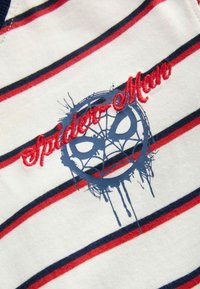 Pasiasta tkanina bawełniana w czerwone i granatowe paski. Posiada wyszywane niebieskie logo Spider-Mana z czerwonym napisem "Spider-Man". Casualowy design.