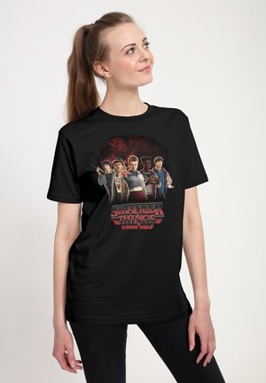 STRANGER THINGS GROUP  WITH VECNA BEHIND - T-Shirt print - black
