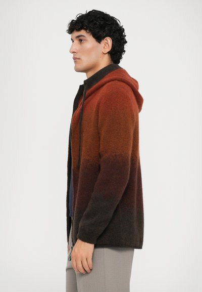 Camisola de malha com gradiente de tons de vermelho a castanho, apresentando fecho de correr, textura suave e punhos canelados. Design com um corte descontraído.