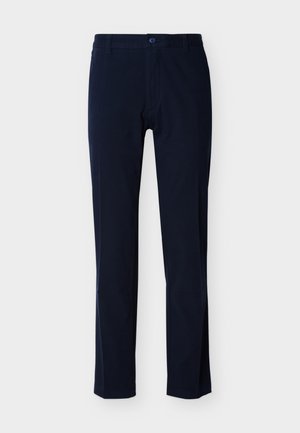 Un pantalon en coton bleu marine présente un devant plat, des jambes droites, une braguette à glissière et une fermeture par un seul bouton. Aucun motif ou accent visible.