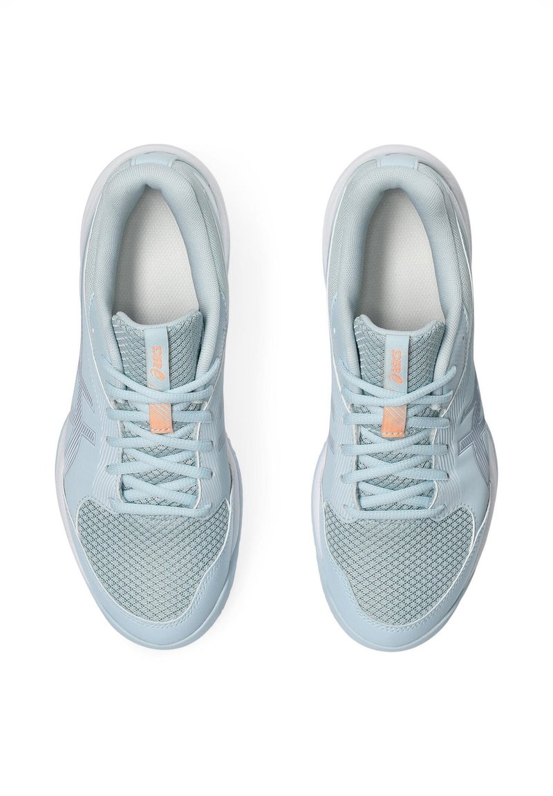 Scarpe da ginnastica azzurro chiaro con tomaia in rete, accenti testurizzati e suola bianca. Lacci dello stesso colore e dettaglio del logo sulla linguetta.