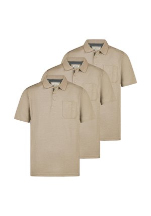 Trzy beżowe koszulki polo z krótkim rękawem, kołnierzykami, guzikami i kieszeniami na piersi, ułożone nakładające się na białym tle.