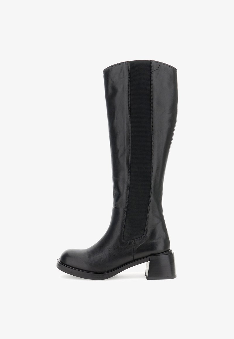 Knälånga svarta läderstövlar med elastiska sidopaneler och en kraftig, låg klack. Slät yta och rundad tådesign.