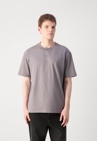 HUGO DAPOLINO - Basic póló - grey