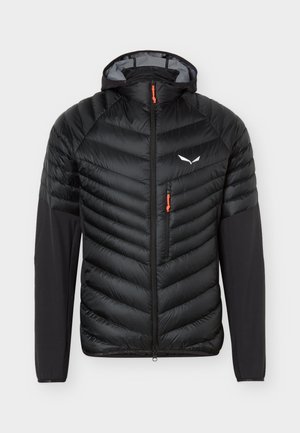 Μαύρο μονωμένο μπουφάν με κουκούλα, μπροστινό φερμουάρ, τσεπάκι στο στήθος με πορτοκαλί φερμουάρ και λογότυπο στο αριστερό στήθος.