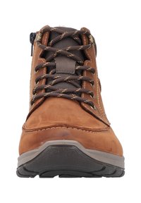 Bota de hiking de cuero marrón con diseño de caña alta, puntera redonda, cordones marrones y suela de goma con textura para agarre.