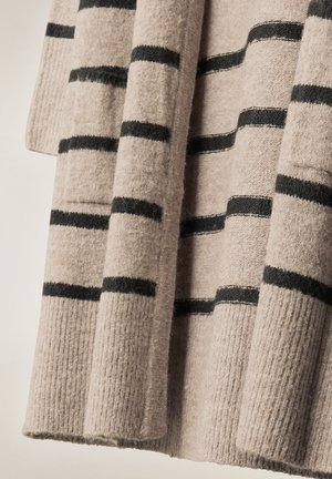 Beige sweater met dikke zwarte horizontale strepen. Gemaakt van een zachte, gestructureerde stof, met ribgebreide manchetten en zoom voor extra detail.