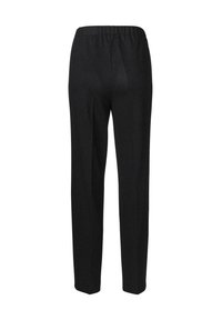 Zwarte, op maat gemaakte broek met een gladde textuur, elastische tailleband, rechte pijpen en geen zichtbare zakken of versieringen.