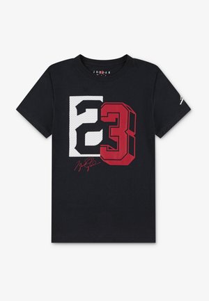 Sort T-shirt med korte ærmer med stort nummer 23 trykt i hvidt og rødt på forsiden og et lille hvidt logo på venstre ærme.