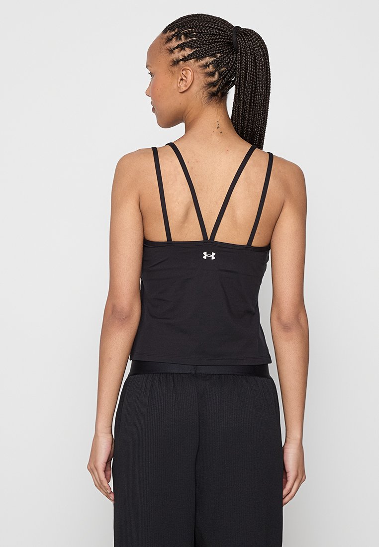 Schwarzes Sport-Top mit mehreren dünnen Trägern, mit einem figurbetonten Design und einem cropped Schnitt. Ikonisches Logo auf dem Rücken.