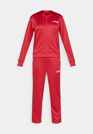Survêtement de sport rouge comprenant un sweat à capuche zippé avec une texture lisse et des poignets côtelés, assorti d'un pantalon et d'un logo blanc en accent.