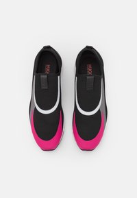 Černé slip-on tenisky s texturovaným síťovým svrškem, se bílými a růžovými akcenty a hladkou podrážkou. Logo na jazyku.