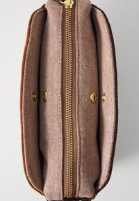 Clutch di tessuto rosa texture con cerniera dorata, caratterizzato da accenti marroni e pulsanti a scatto sui lati, mostrato da una vista dall'alto.