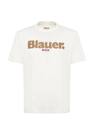T-shirt bianca a maniche corte con la scritta beige "Blauer." e una scritta rossa più piccola "USA" stampate al centro davanti.