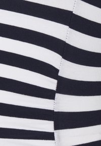 Námořnická a bílá pruhovaná tkanina se střídajícími se širokými a úzkými pruhy s hladkým povrchem, převážně z materiálu směstí bavlny.