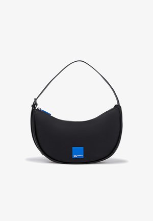 Melna ādas soma ar izliekumu, kurai ir zila kvadrāta emblēma un rāvējslēdzēja sānu aksents. Iekļauta viena regulējama siksna.