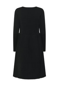 Melnā kleita ar garām piedurknēm, vienkāršs augšdaļa un krokota svārku daļa, ar apaļu kakla izgriezumu un fakturētu audumu papildu detaļām.