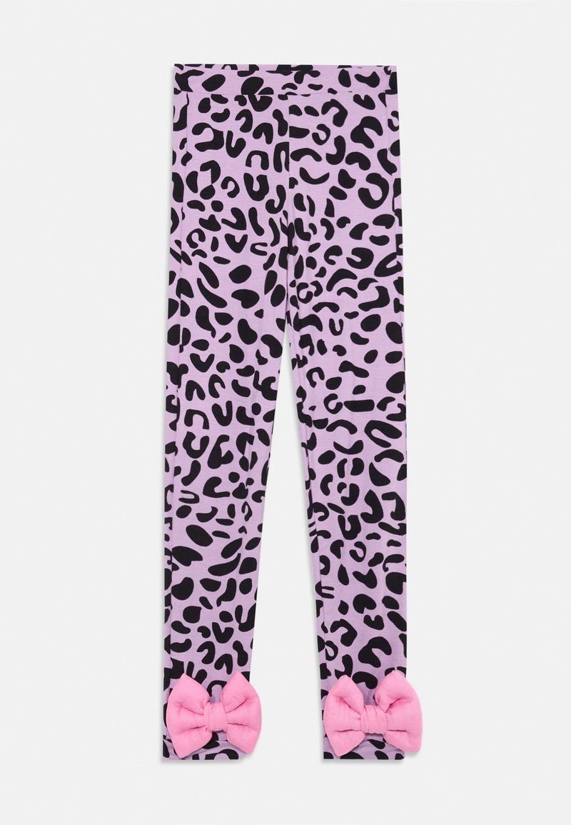 Lila Leggings mit schwarzem Leopardenmuster, versehen mit weichen, rosa Stoffschleifen an den Knöcheln. Dehnbare, bequeme Materialien.