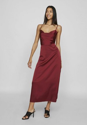 Burgundi sametist maxi kleit, spagetiträppide, keha ligi sobiv ja külgsisernikuga. Sile tekstuur ja elegantne siluett.
