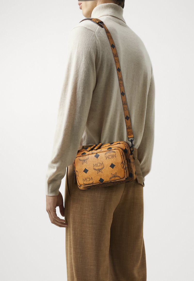 MCM AREN VISETOS SML - Umhängetasche - cognac - Zalando.de