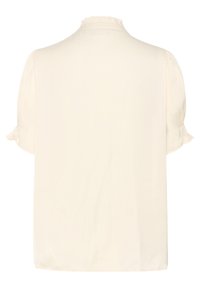Roomkleurige blouse van soepel stof. Heeft een ronde, gerimpelde halslijn en korte, pofmouwen met strikjes bij de manchetten. Eenvoudig en elegant ontwerp.