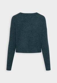 Przycięty sweter w ciemnym odcieniu teal z długimi rękawami, prążkowaną strukturą i szerokim dekoltem. Miękka tkanina z subtelnym wzorem na całej powierzchni.