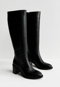 Stivali al ginocchio in pelle nera con tacco a blocco, caratterizzati da una texture liscia, zip laterale e punta arrotondata.