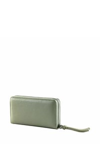 Long portefeuille en cuir vert avec une fermeture éclair, présentant une surface texturée et un tire-zip décoratif. Forme rectangulaire, design minimaliste.