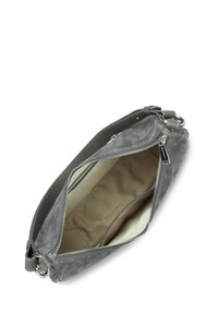 Borsa in suede grigia con finitura liscia, chiusura a zip e fodera interna beige. Presenta una tasca interna e una cerniera elegante.