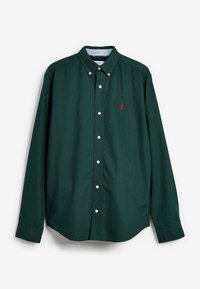 Zielona koszula z długim rękawem, zapinana na guziki, wykonana z bawełny, z kołnierzykiem zapinanym na guziki, z małym czerwonym logo na piersi i białymi guzikami.