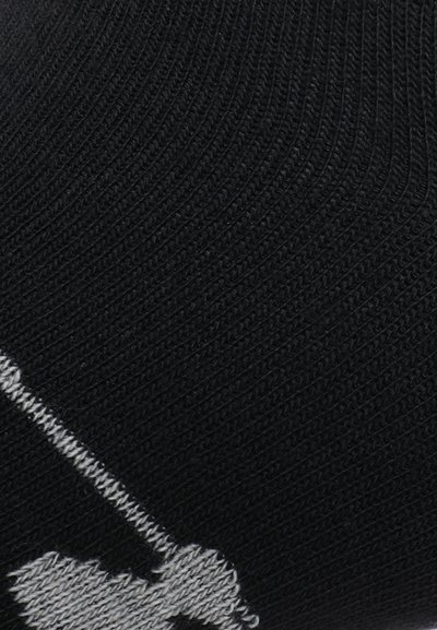 Meia preta de malha com uma superfície texturizada e um design gráfico cinza. O tecido apresenta um padrão canelado, enfatizando a elasticidade.