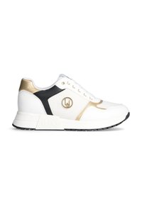 Sneaker bianca e nera con accenti dorati, materiale testurizzato, punta tonda, design con lacci, dettaglio del logo sul lato e suola in gomma.