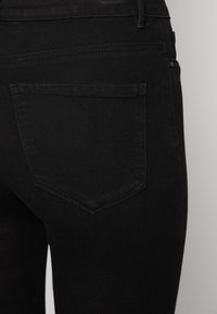 ONLY Tall ONLROSE RETRO - Alt laienevad teksad - washed black