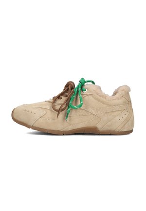 Baskets en daim beige avec une doublure en fourrure douce, des lacets marron et vert, une semelle en caoutchouc et des détails perforés sur les côtés.